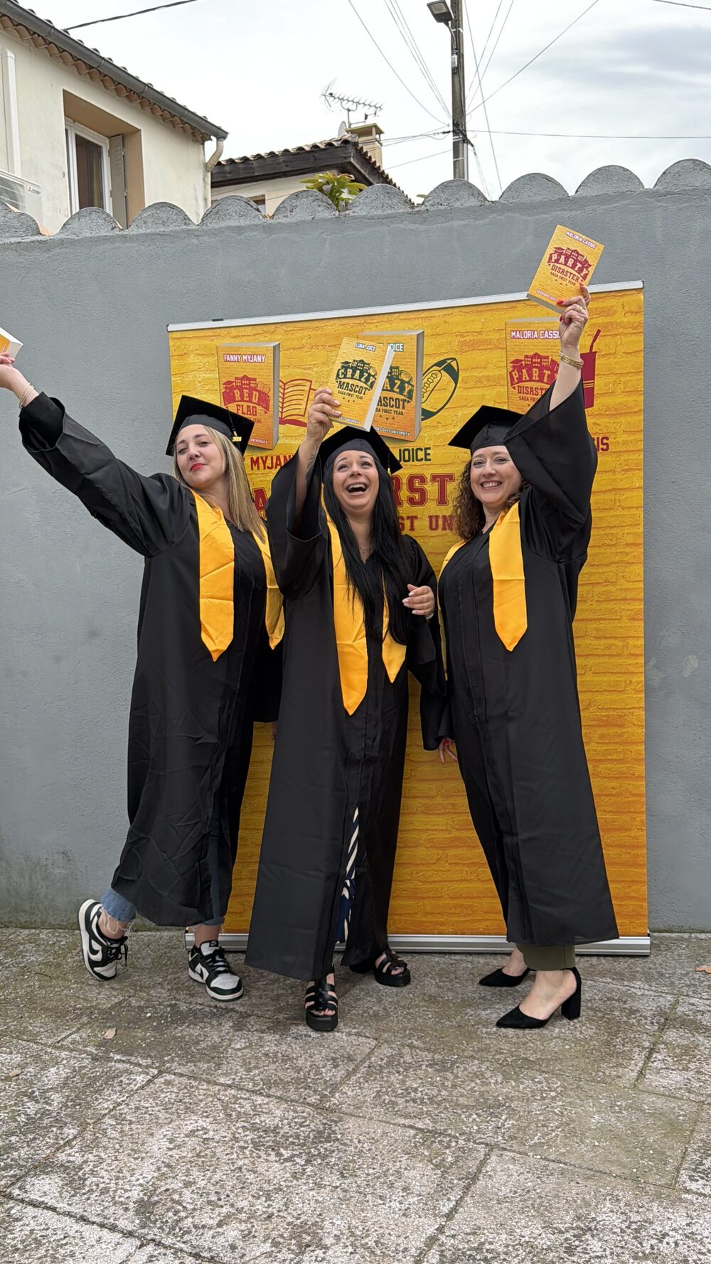 Trois autrices avec leur diplôme